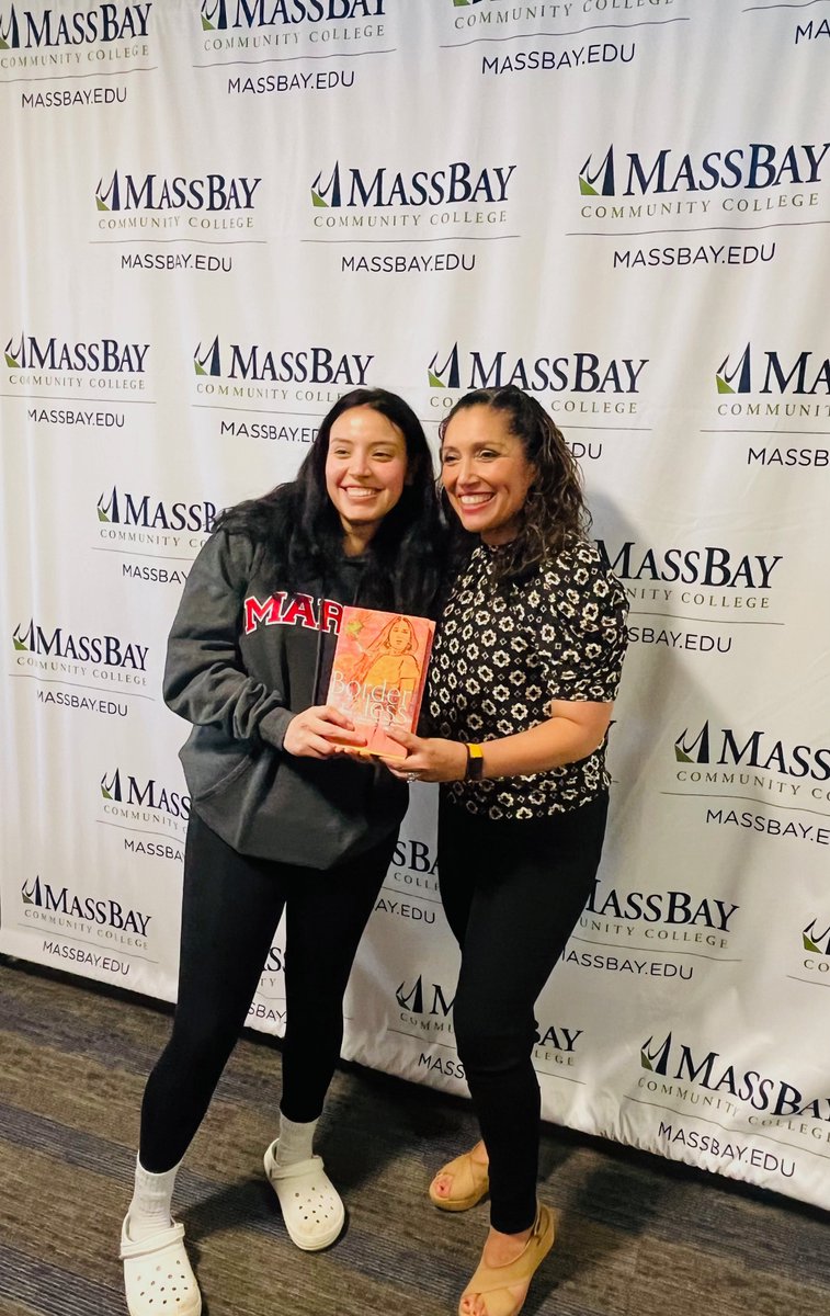 It’s hard to describe how FULL I feel from having visited @MassBayCommCol this week. A student also from Guatemala said she wants to be an author. I see myself in her, and she sees herself in me. This is what sharing stories does: makes us feel seen. It’s not a small thing. ❤️ 🇬🇹