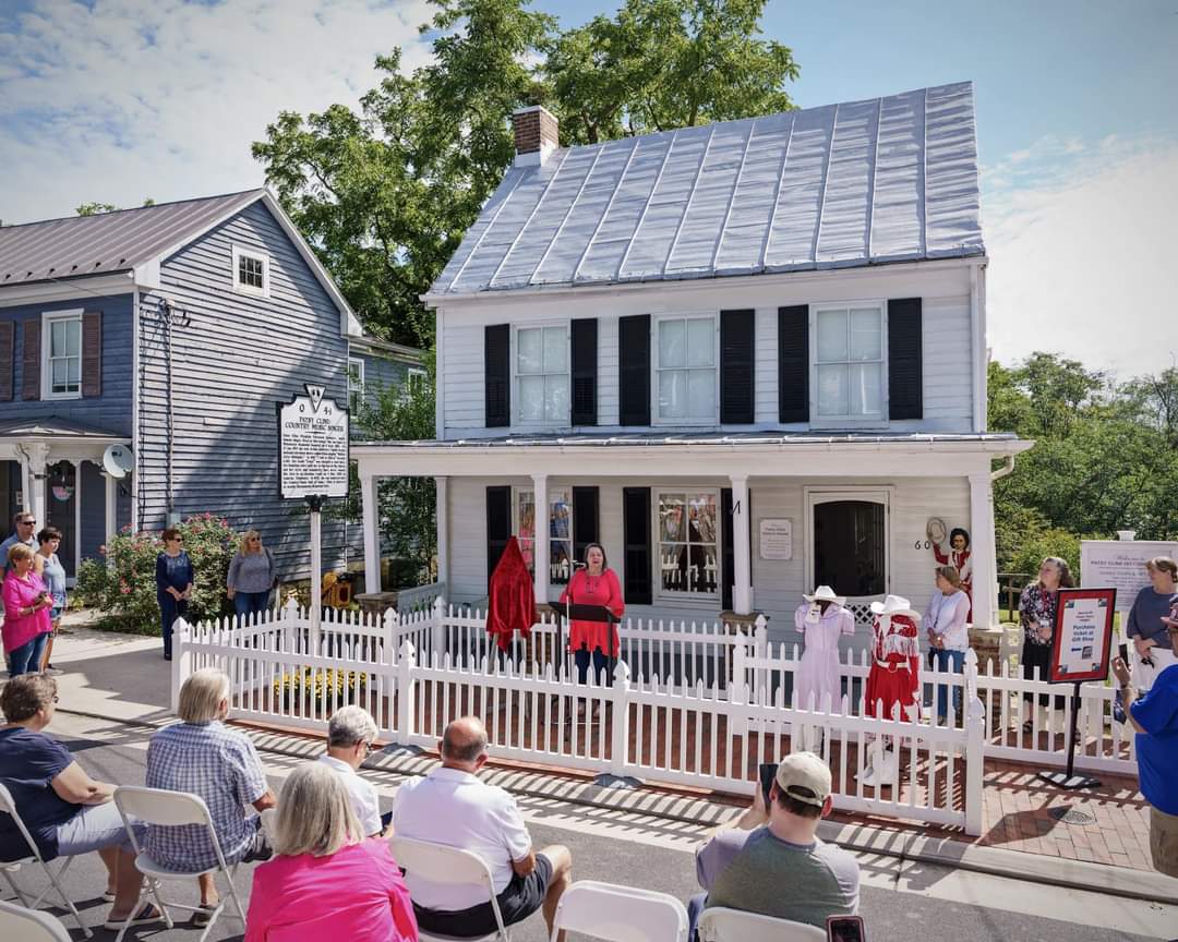 .@Music_Landmarks is honored to welcome the #PatsyClineHistoricHouse to the #MusicLandmarksFest lineup! 🎉🏠🎶  Photo: #PatsyCline's daughter Julie Fudge speaks at the dedication of the home's #NationalHistoricLandmark plaque Sept. 4, 2021. #musiclandmarks #Winchester #Virginia