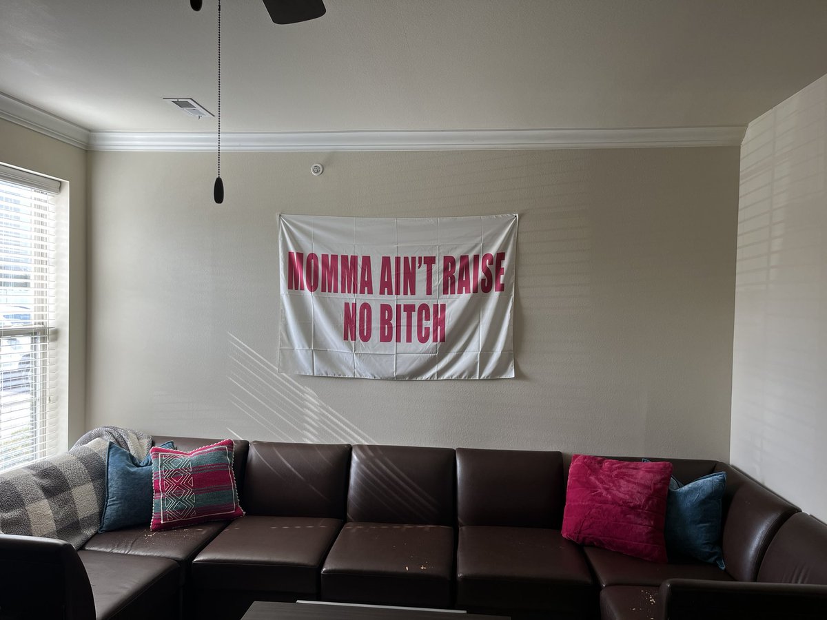 leonc's tweet image. I love me some college dorm decor.