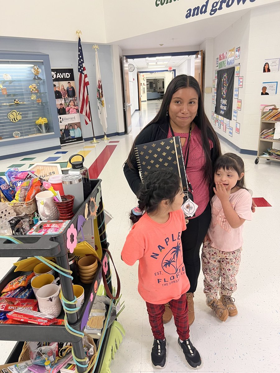 Bee_neoxo's tweet photo. Crosby Care Cart made their way to some very special people today! We have the best staff and best helpers 💛🐝 #HarvardRising @HarvardD50 https://t.co/4qi9OqxD2P