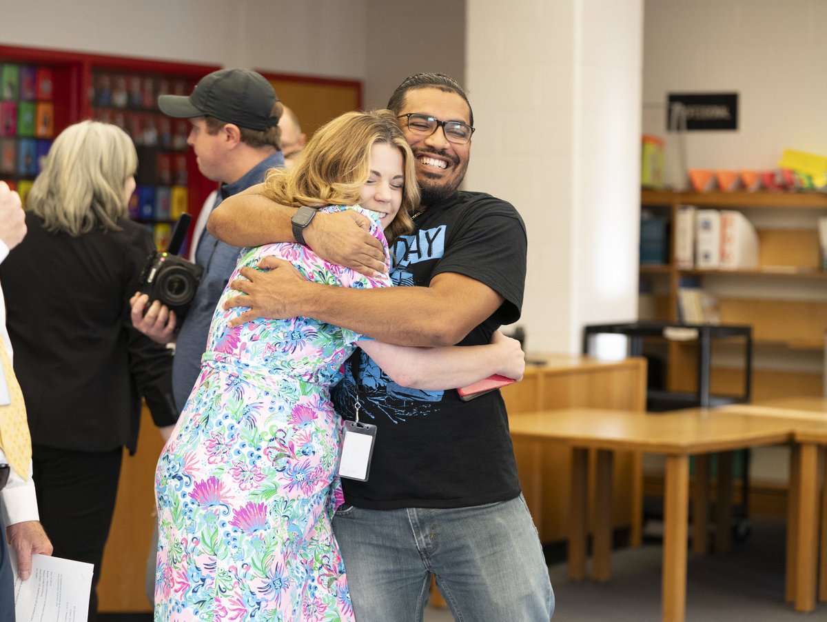 GEAppliancesCo's tweet photo. ✅ Food collections 
✅ Community kitchen renovations
✅ Laundry units for every @JCPSKY school

It’s been a great day supporting our city as well as communities around the 🌎 as part of our GE Appliances Blue Wave! 

🔗 : https://t.co/jYeCwvnbic

#goodthingsforlife https://t.co/OfOwjhYBf6