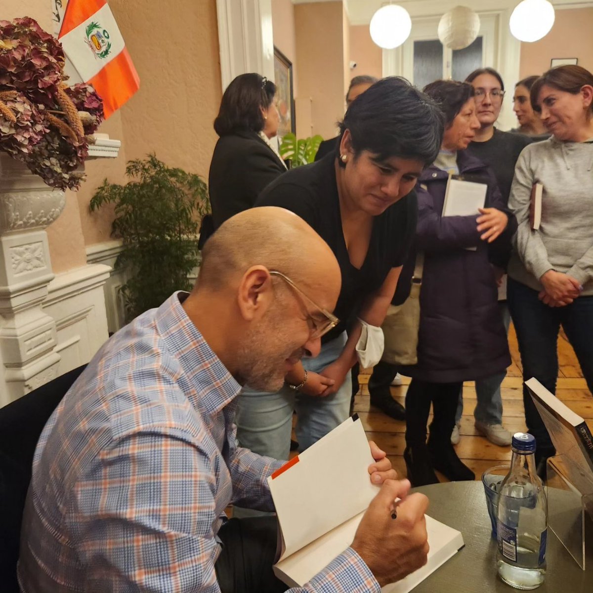El reconocido escritor <a href="/GustavoEscribe/">Gustavo Rodriguez</a> presentó en Dublín su novela "Cien Cuyes", Premio Alfaguara 2023. 

Agradecemos la participación en la presentación de la Dra. Pascale Baker de <a href="/ucddublin/">University College Dublin</a> 🇮🇪

Conoce más ➡️ rb.gy/jo6tv