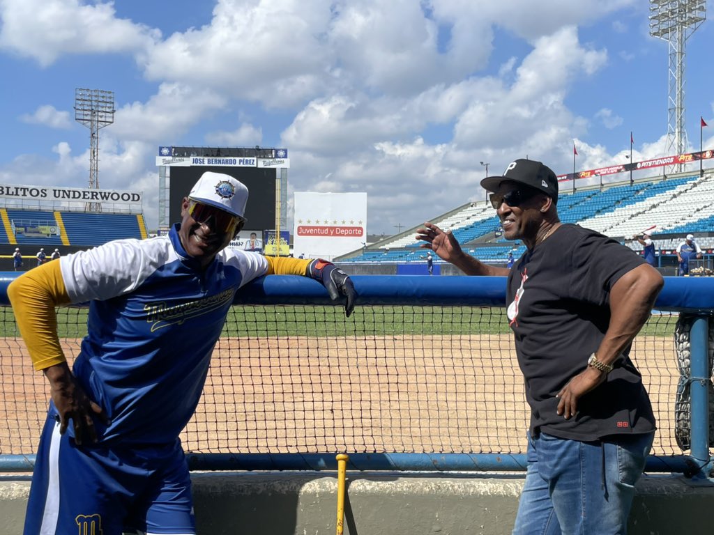 Magallanes_bbc's tweet photo. En esta foto hay unos cuantos jonrones… 😁🔥

Robert Pérez junto a alguien muy especial que nos acompañó en la práctica de hoy 👀⛴️

¿Alguien lo reconoce? 🤔

#Magallanes #SomosMagallanes #LVBP https://t.co/Z2xT9ajS7L