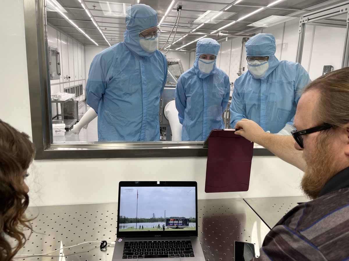SpaceNosey's tweet image. Los científicos que trabajan con las muestras de #Bennu ven el lanzamiento de la misión #Psyche desde la sala limpia. 😍