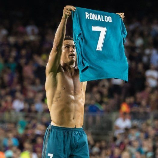 Encuestando's tweet photo. 📊 ¿Quién ha sido, a su nivel más alto, el MEJOR?

🔄 CRISTIANO RONALDO 
❤️ LEO MESSI https://t.co/tdi731UGFw