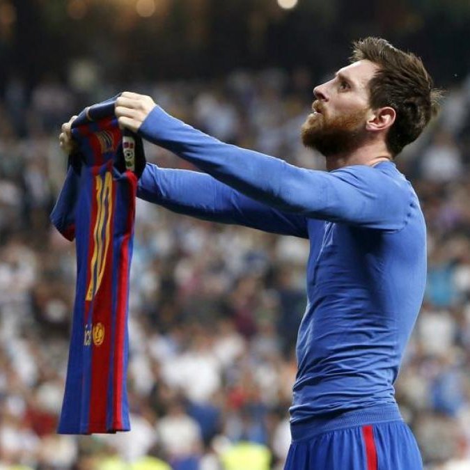 Encuestando's tweet photo. 📊 ¿Quién ha sido, a su nivel más alto, el MEJOR?

🔄 CRISTIANO RONALDO 
❤️ LEO MESSI https://t.co/tdi731UGFw