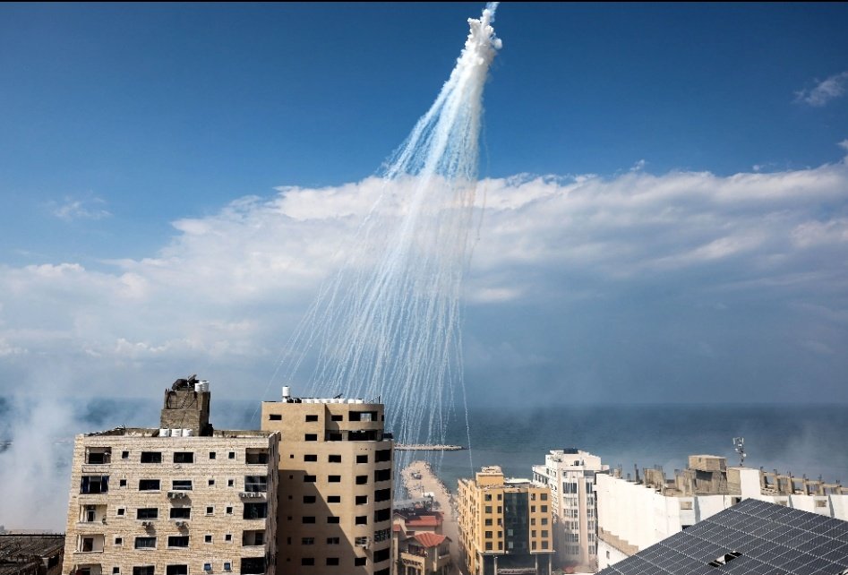 L'armée israélienne a très vraisemblablement utilisé du phosphore blanc lors de frappes sur le port de Gaza le 11/10.

Nous avons soumis des images vérifiées à 3 experts qui ont reconnu des sous-munitions incendiaires. Leur usage est interdit sur des civils.

#vraioufaux