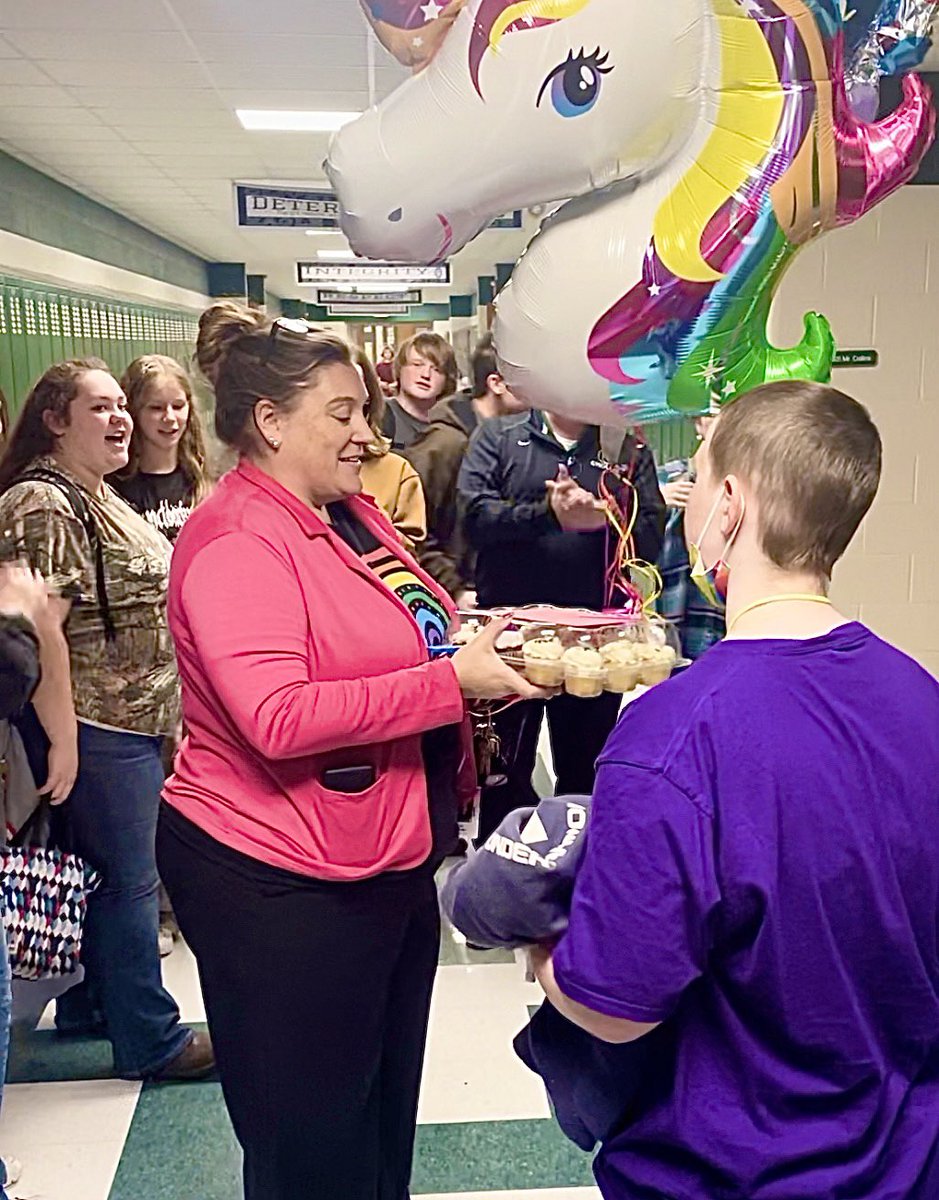 EddieCollins34's tweet photo. Some of my favorite—not to mention most emotional—times at @OlivetHS_Eagles have had nothing to do with the curriculum I teach. This young lady beat cancer last year and celebrated her 17th birthday today. 💪🥲🦅
#EmilyRocks https://t.co/u8WQ0vRU7W
