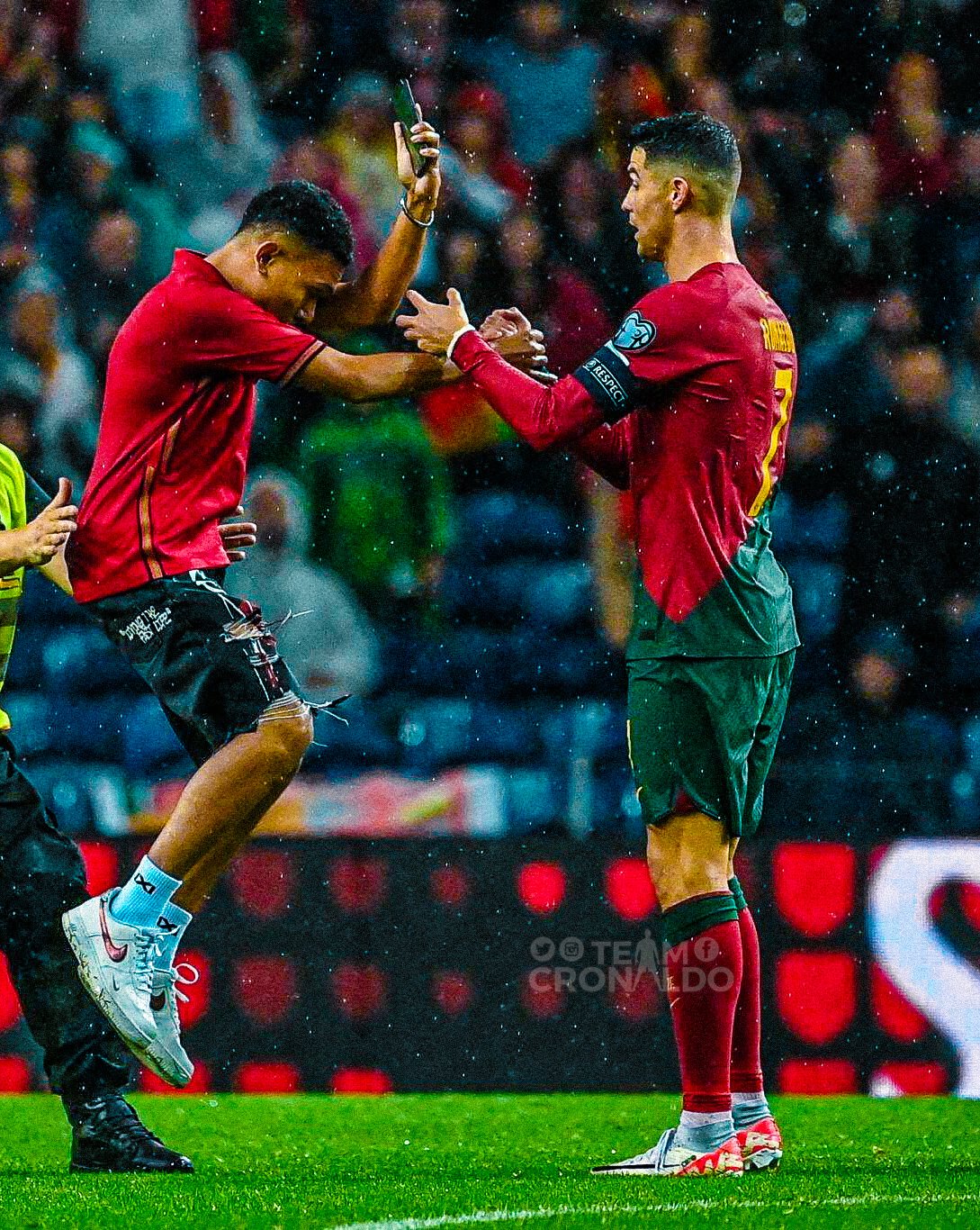 Fans storm into pitch and perform Cristiano Ronaldo's 'Siiuu