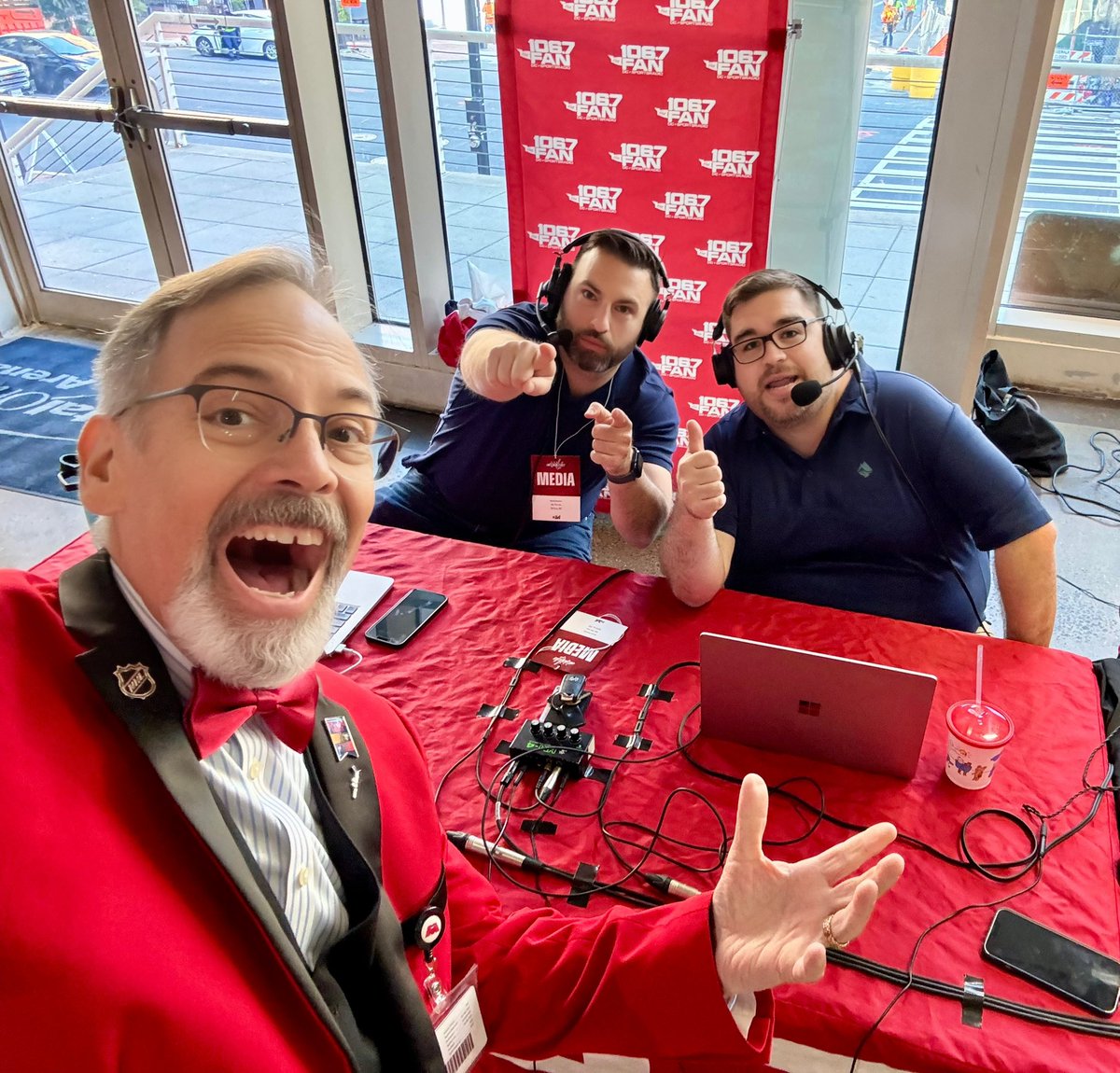 WesJohnsonVoice's tweet photo. Rocking the Red Carpet as the @Capitals players make their way in to #OpeningNight! Join us for an epic evening! #OpeningNight #CAPSpenguins #ALLCAPS https://t.co/MP3hw3qUuB