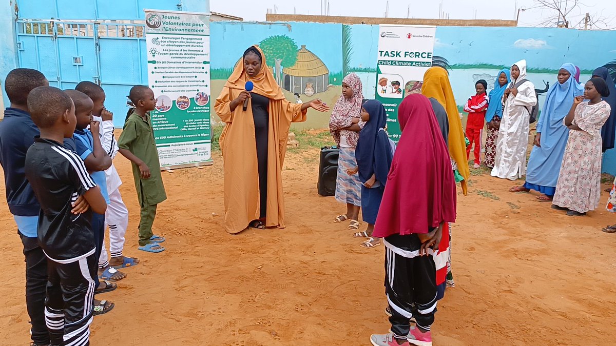 For the International Day of Disaster Risk Reduction, i was with @NigerJve at a community action to sensitize Kids about #DRR challenges in school and in our daily life. Lets prepare the next generation of leaders on #DRR 
#Niger #DRRDay
#IDDRR2023 #InclusiveDRR #BreakTheCycle