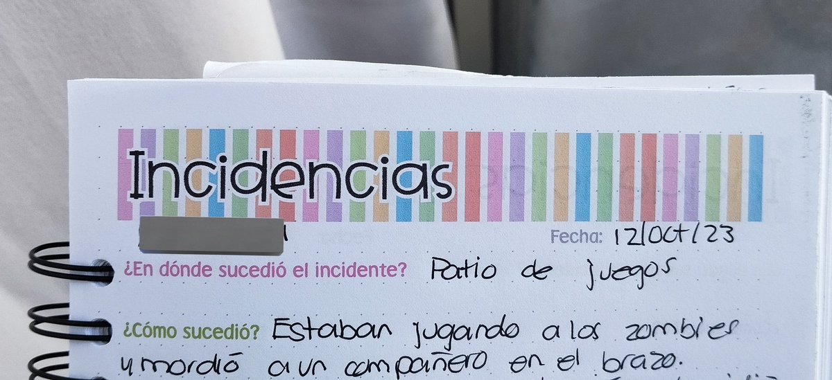 _Taannyaa's tweet photo. Una de las incidencias más extrañas que me ha tocado hacer 😝
Cuando te metes mucho en el papel jaja😅 #kindergardeanos https://t.co/zxD0Q1wvoM