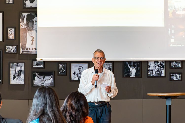GoodPowWow's tweet photo. "Female leadership, male leadership, or good leadership?” Prof. Dr. Sascha NICK 
#Leadership #keynote #Goodfestival https://t.co/taFJw4rf5S