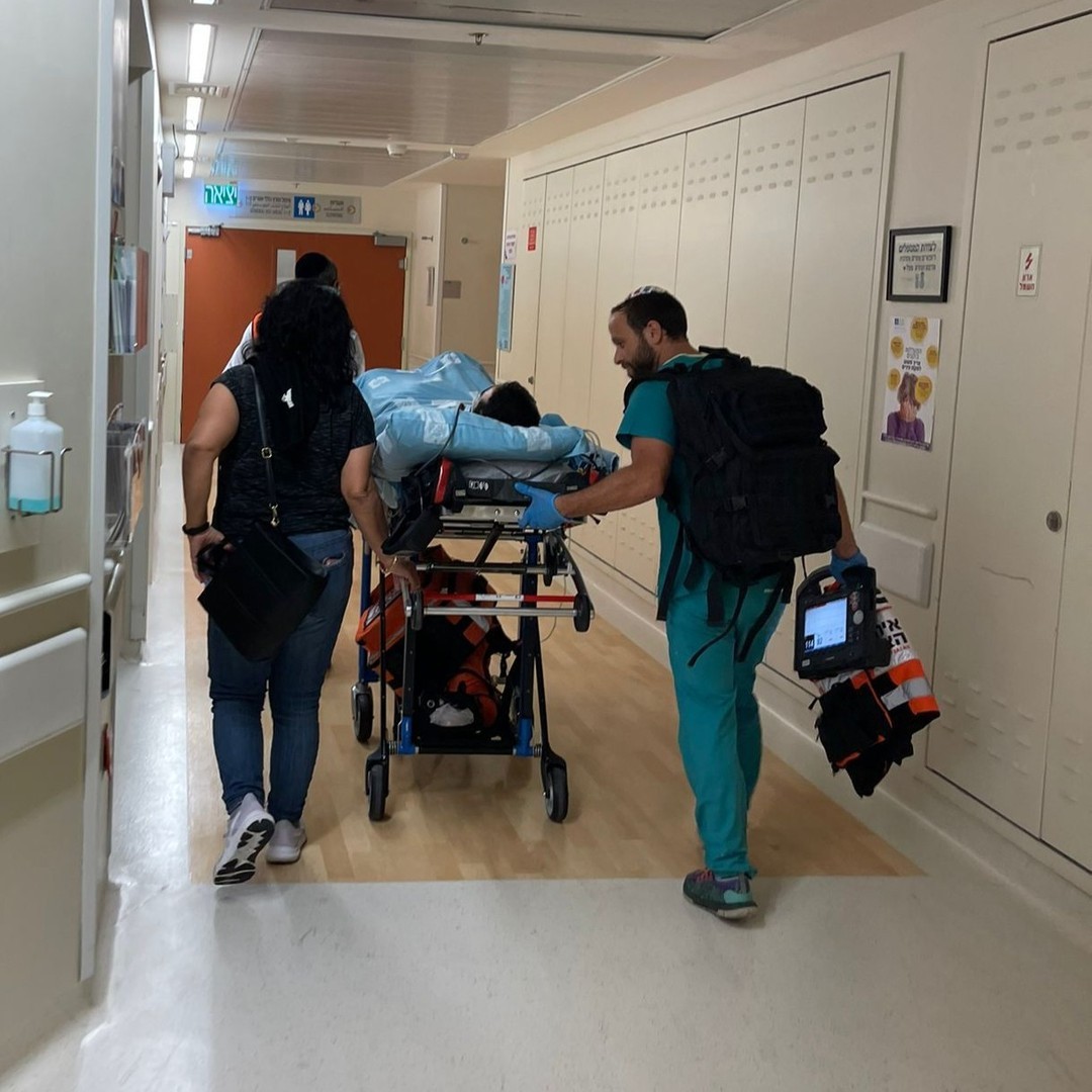 Hadassah's tweet photo. 1/ The Hadassah Medical Organization was honored to fulfill this patient's request. A seriously injured @IDF soldier hospitalized at Hadassah Hospital Ein Kerem asked to attend the funeral of his friend, a soldier from his unit who died in the war. https://t.co/8uTKpNKFCz