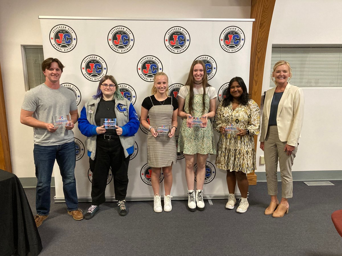 JCSchools_'s tweet image. Congratulations to the JC Schools Outstanding Students for October 2023! 

@cchscavs:
Manveeta Vuppala
Zachary Brown
Piper Opperman 

@jcjaybirds: 
Adelaide Jones
Elizabeth Scott 

#JCSchoolsChampions #WeAreJCSchools