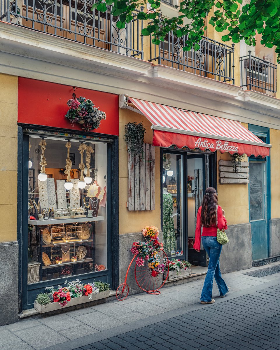 Visita_Madrid's tweet image. Chueca es un barrio lleno de tiendecitas donde encontrarás de todo, desde moda vintage hasta joyas y complementos de diseño independiente.

#BarriosMadrid #Chueca #Shooping