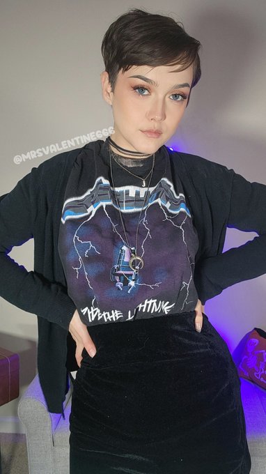 what I'm wearing on our date to the craft store vs. what I'm wearing to your room 😈 https://t.co/g16