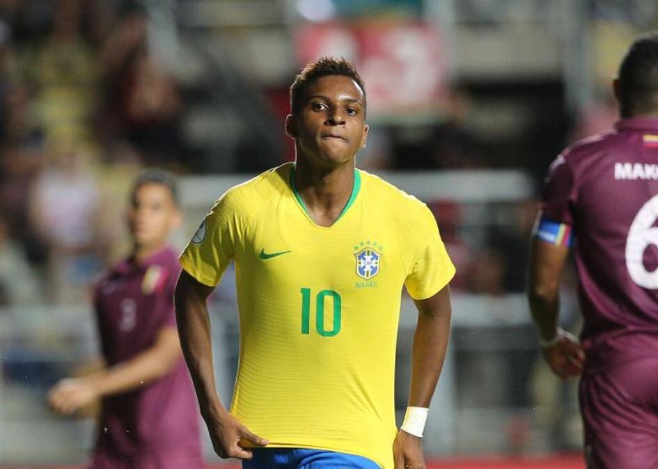 Por qué Brasil cada día es menos potencia? 
Hay más preguntas que respuestas, pero comenzamos con el fútbol brasileño; pasó de ser una liga vendedora a una liga compradora, no solo de los propios brasileños que están en Europa, sino también de extranjeros top para la región,