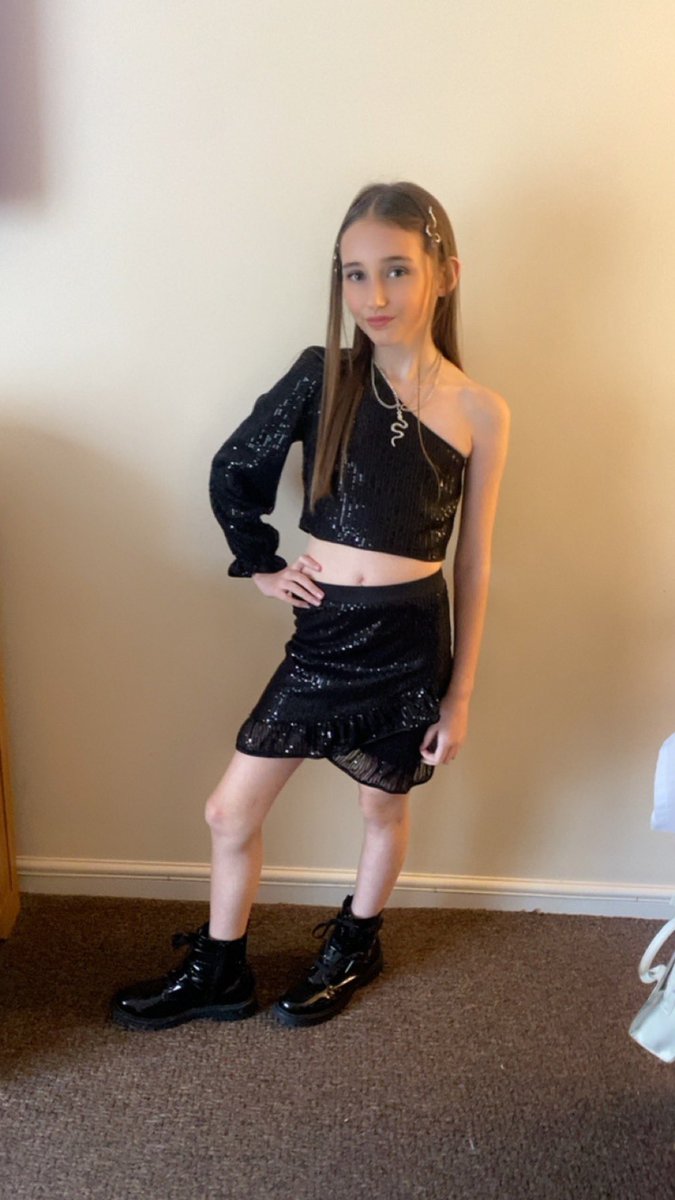 frankieb0803's tweet photo. @taylornation13 🖤🐍Had the best time with my daughter Pixie🖤🐍#TSErasTourFilm @taylorswift13 @vuecinemas https://t.co/AZFl4Y2vsx