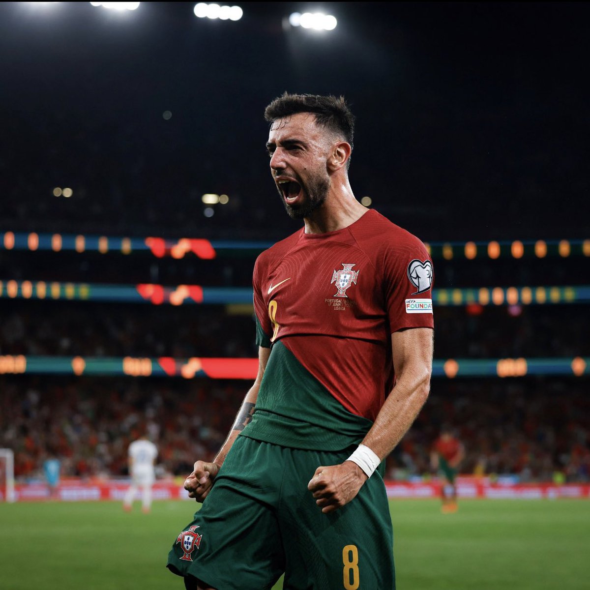 Deepomn16's tweet photo. ما استغرب بالسنوات القليلة القادمه 
لو شفت اسم برونو ضمن المرشحين للبالون دور 
لاعب وسط خيالي ، ما تجيه اصابات ، مجهود ممتاز ، شمعة البرتغال بالنص . اتوقع لو ترك مانشستر والضغط الموجود هناك بتبدا رحلة برونو الحقيقية . ابن الكالتشيو ❤️ https://t.co/yy9aWBZm2T