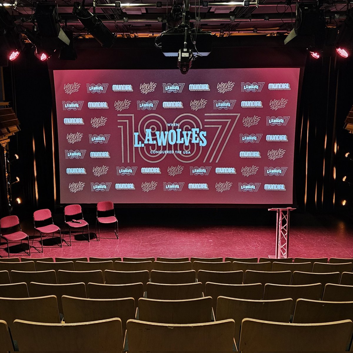 amo_jandu1's tweet photo. Thanks to @wolves for an absolutely fantastic evening at the amazing @Arena_Theatre for the premiere screening of the #LAWolves 🇺🇸🏴󠁧󠁢󠁥󠁮󠁧󠁿 documentary. Another fabulous production by the Wolves media team in collaboration with @MundialMag Superb story and one to be proud of👌👏🐺 #wwfc https://t.co/jqtfOYKnQi