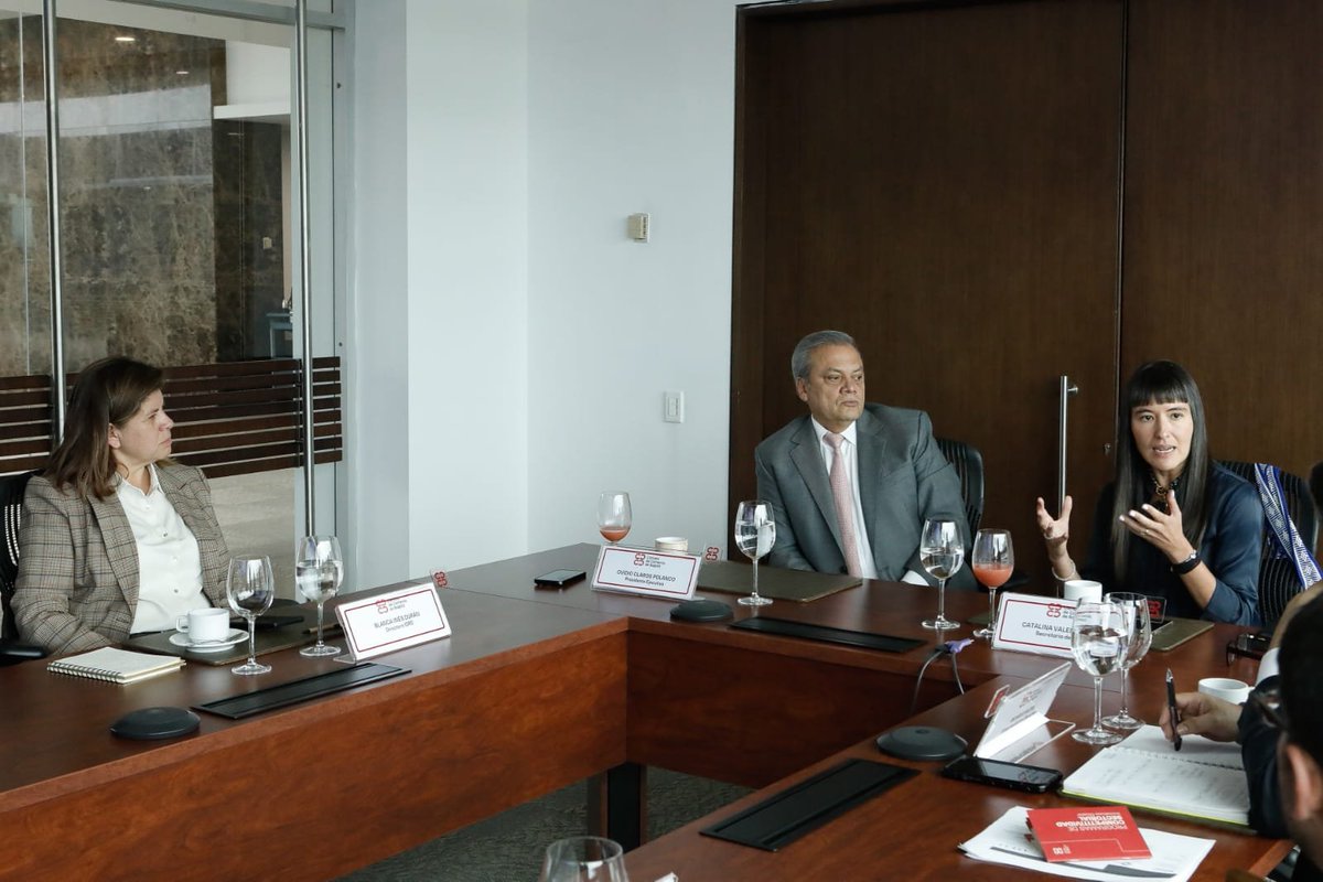 <a href="/DNP_Colombia/">Departamento Nacional de Planeación</a> <a href="/MincomercioCo/">MinComercio Colombia</a> <a href="/bia_energy/">Bia Energy</a> Con el fin de fortalecer acciones para empresarios y empresarias de Bogotá y la región, el presidente de la CCB <a href="/Ovidio_Claros_/">Ovidio Claros Polanco</a> se reunió con <a href="/CataValenciaT/">Catalina Valencia Tobón</a>, secretaria de <a href="/CulturaenBta/">Secretaría de Cultura de Bogotá</a> y <a href="/blancaduranh/">🏳️‍🌈 Blanca Duran</a>, directora del Instituto Distrital de Recreación y Deporte de Bogotá <a href="/IDRD/">🟨🟥Recreación y Deporte</a>. 🤝