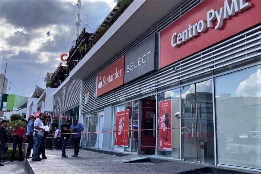 AntenaSanLuis's tweet photo. #SLP | Un muert0 en asalt0 a sucursal de #Santander en #avenidaChapultepec

Trasciende además, que una persona resultó lesionada en el hecho -> https://t.co/STNyY0wwGq https://t.co/PLQyybVAKI