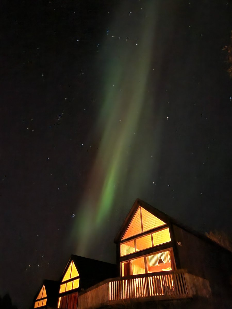 CamilleJgr's tweet photo. plus d'une heure que les aurores boréales dansent au dessus de nos têtes, elles sont si brillantes ce soir, j'ai tellement de chance https://t.co/SjOndeHUuL