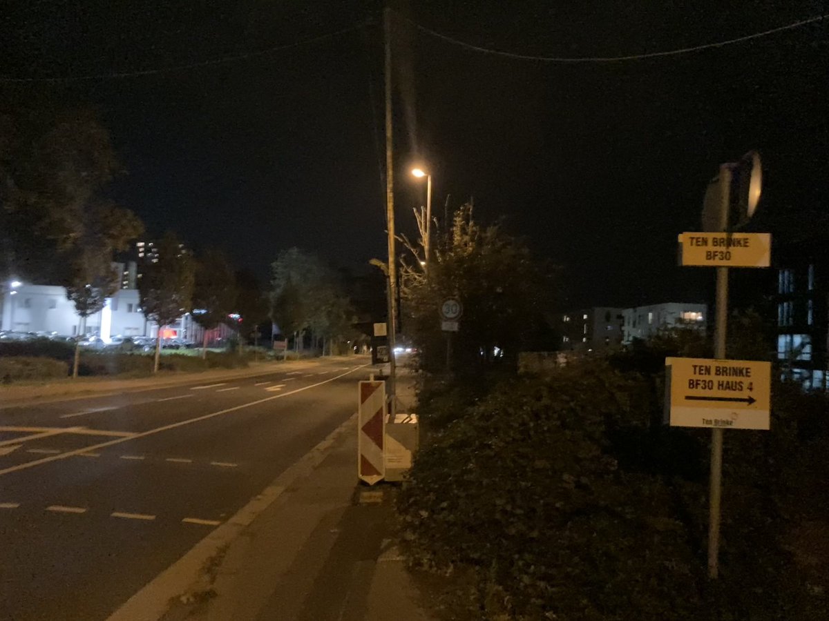 oodnaB's tweet photo. Hey @mainz_de,
warum stehen seit 3 Tagen beidseitig Ampelanlagen auf dem benutzungspflichtigen Radweg an der Hechtsheimer Straße? https://t.co/FhuYK7BnjR