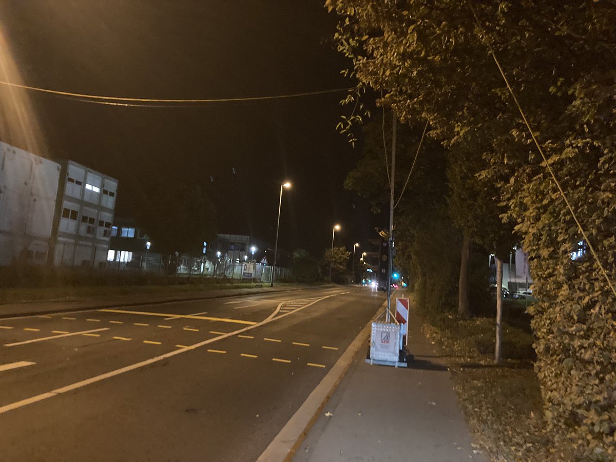 oodnaB's tweet photo. Hey @mainz_de,
warum stehen seit 3 Tagen beidseitig Ampelanlagen auf dem benutzungspflichtigen Radweg an der Hechtsheimer Straße? https://t.co/FhuYK7BnjR