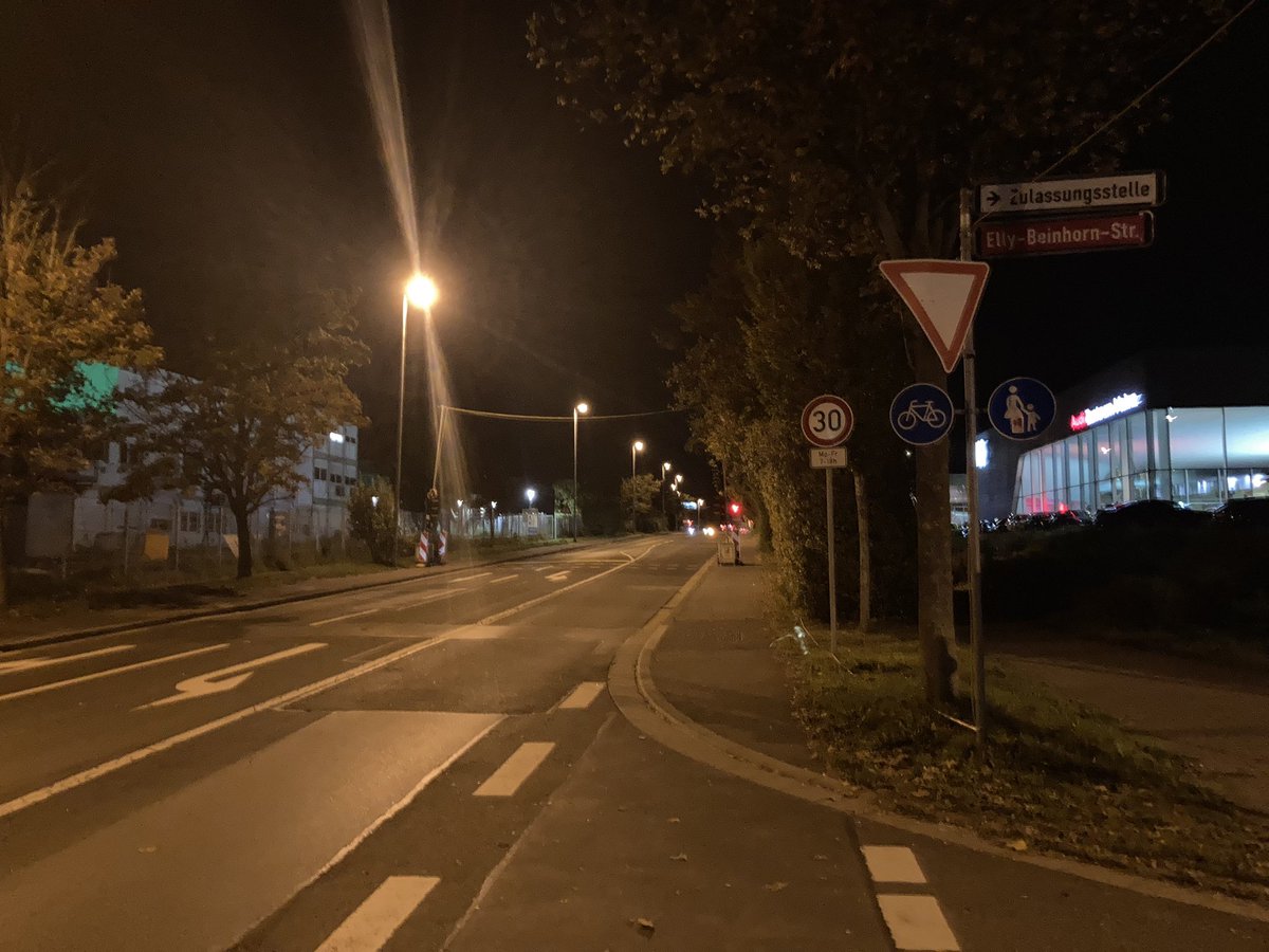 oodnaB's tweet photo. Hey @mainz_de,
warum stehen seit 3 Tagen beidseitig Ampelanlagen auf dem benutzungspflichtigen Radweg an der Hechtsheimer Straße? https://t.co/FhuYK7BnjR
