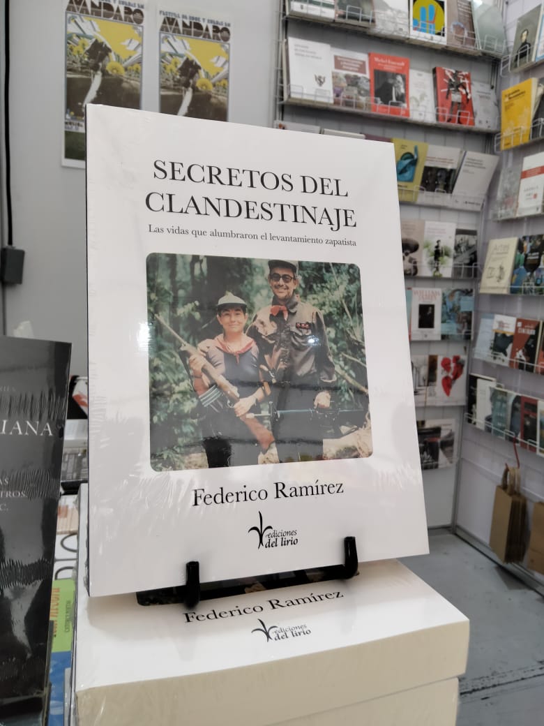Congratulado de estar en la @FilZocalo, en el stand de <a href="/eddellirio/">Ediciones del Lirio</a> junto con el original libro de Federico Ramírez.