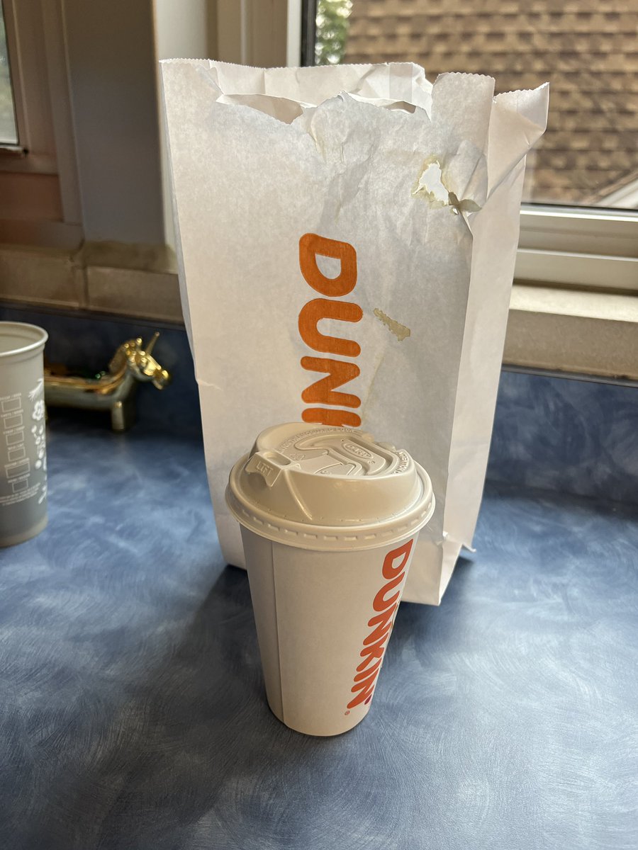 What a blessing to work with people that make you feel special. Thank you <a href="/MrsSarahEnger/">Sarah Enger</a> for my morning surprise! 💕 @d100inspires @komenskylionpride