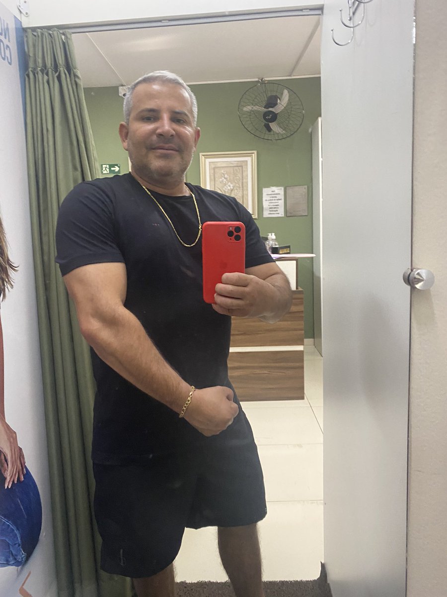 JrConstrucao's tweet photo. Descobri que O chocolate bis impedia meu crescimento e agora além de saber que faz muito mal à saúde piorou com a foca do Filipe Neto. #BisNuncaMais https://t.co/TGahkTrGMq