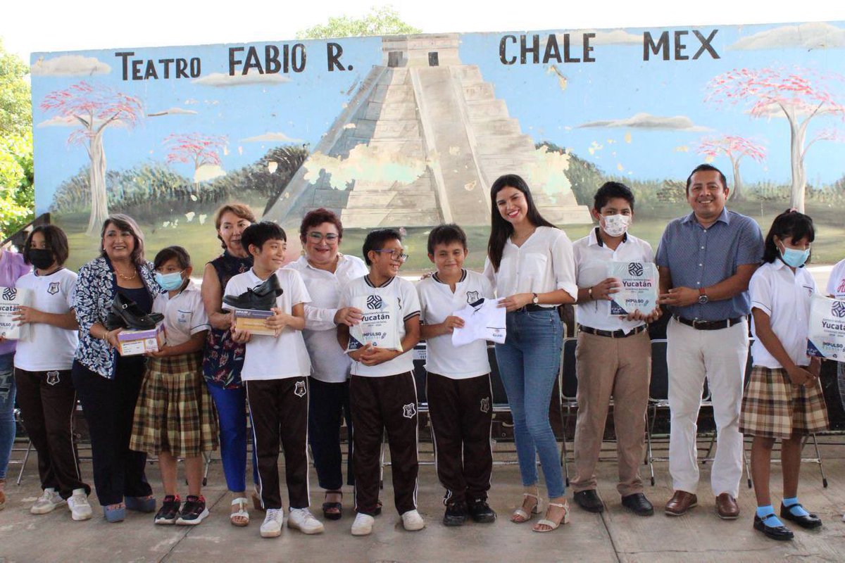 MauVila's tweet photo. Entregamos apoyos del programa #ImpulsoEscolar a niñas, niños y jóvenes de #Tixpéual, ahorrando 2,950 pesos por cada hija e hijo a las familias yucatecas con paquetes de uniformes con 2 camisas, un par de zapatos y una mochila; útiles y desayunos escolares. @ItzelFalla, Directora del @SneYuc, entregó estos apoyos en mi representación. Juntas y juntos cambiamos la educación en nuestro estado.