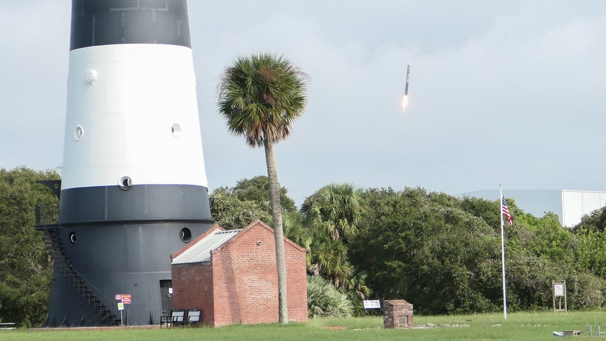 Rebbierc's tweet photo. Daytime blended streaks of the Falcon Heavy launch and twin booster landing this morning.  I didn't think I had anything because streaks were really faint even with an ND1000 filter. Also got a picture of one of the boosters coming down. Viewed from the Cape Canaveral Lighthouse. https://t.co/I3K1Ht5h5S