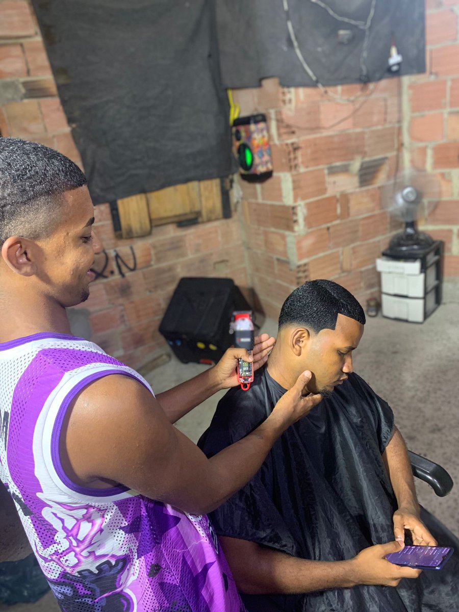 nenemdocorte's tweet photo. Pra mídia, curtinho com Pigmentação  no piquezinho das comunidades!🚆🤹‍♂️💈
.
.
.
. diretamente da barbearia dos crias 🤴🏽📏
compartilhem meu trabalho rapaziada, curte muito e me marquem tropa, eu ainda vou conquistar meus sonhos trabalhando honestamente, deus é comigo.🙏🏽🌎🚀 https://t.co/sKTSDpyfB5