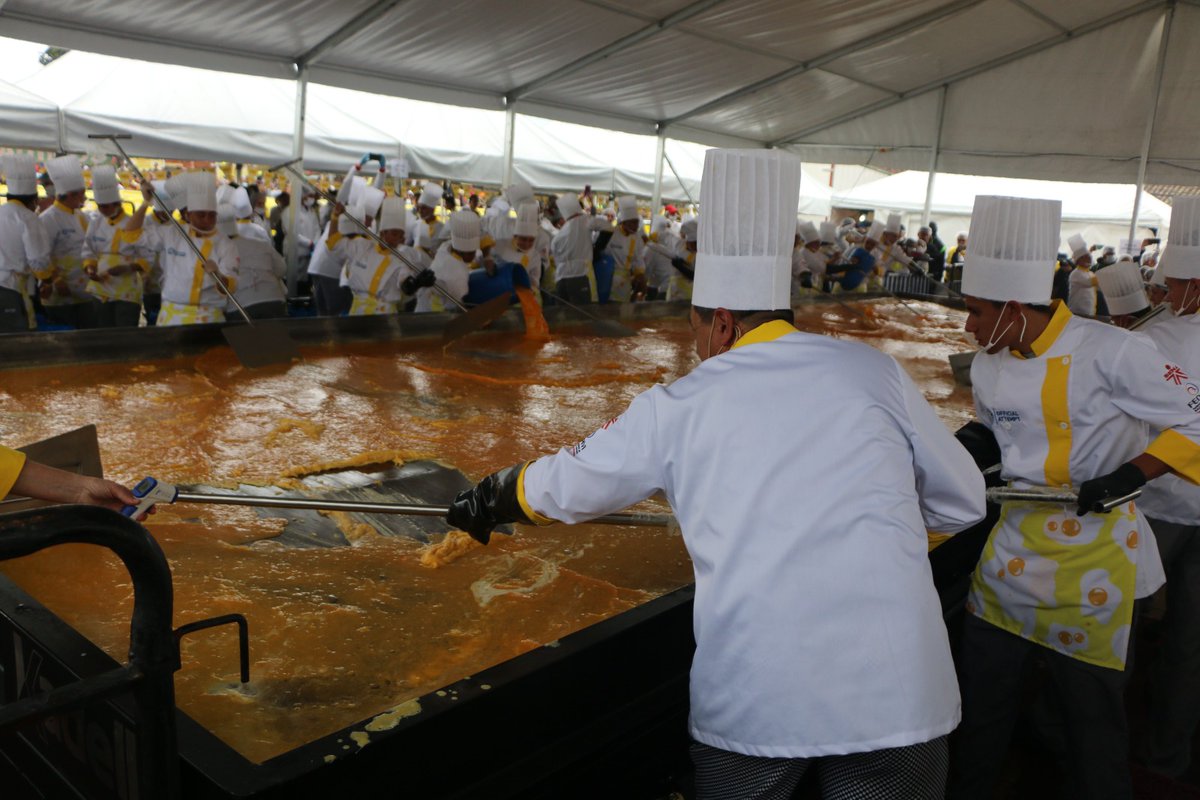 SoniaAcunaL's tweet photo. #Hoy, en el #DiaMundialDelHuevo 🥚recordamos la increíble hazaña al romper el Guinness World Records de la tortilla de huevo más grande del mundo 🍳 
¡Somos récord, somos SENA! 💚 https://t.co/Fa2t5T3fwU