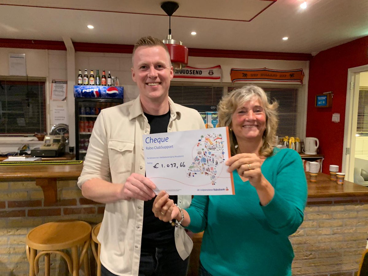 vvWoudsend's tweet photo. Tijdens de ledenvergadering van vanavond ontvingen we een mooie cheque van de Rabobank, dankzij de actie Rabo Clubsupport. Hoofdbestuurslid Antje ontving deze van Chris van de Rabobank en tevens lid van vv Woudsend.

Alle stemmers heel erg bedankt! https://t.co/7PAOgmWS2A