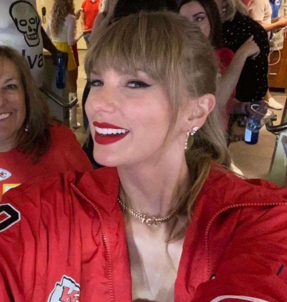 📷| A selfie of <a href="/TaylorSwift13/">Taylor Swift</a> yesterday ❤️