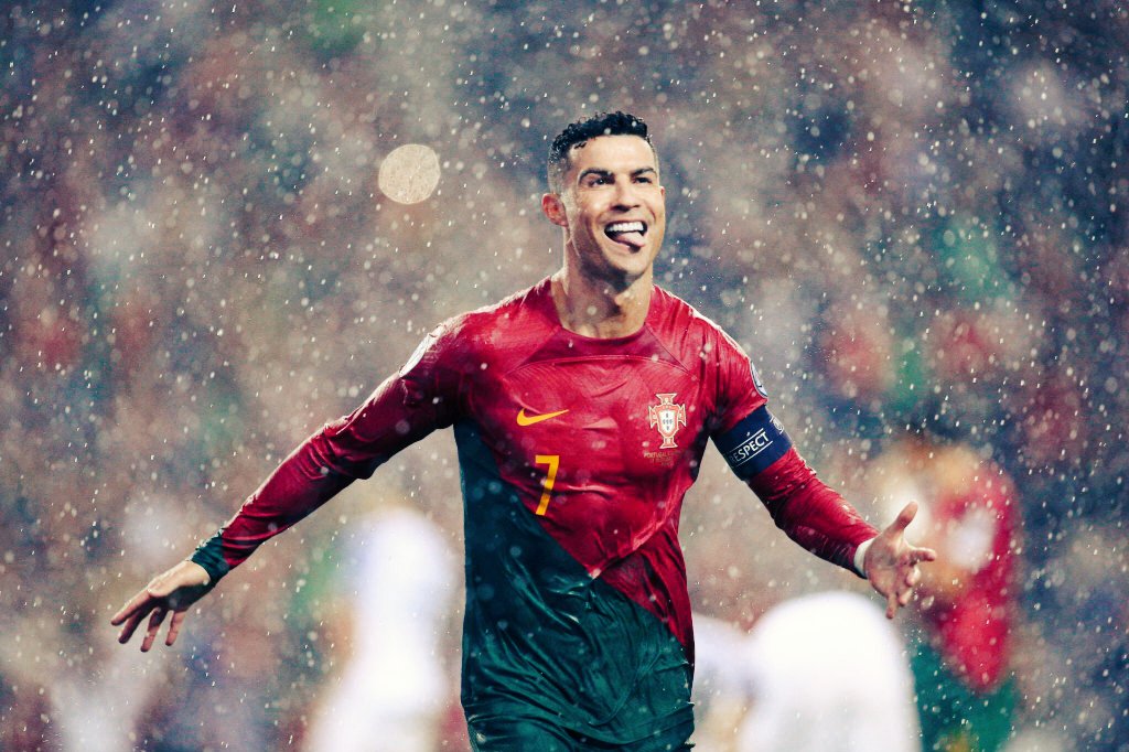 Cristiano Ronaldo ha vuelto a hacer historia.

Ha convertido a una selección mediocre a ser favorita en todo. Hoy ha clasificado a Portugal con un doblete.

Pero lo más importante es que lo ha hecho sin necesitar a la FIFA, penaltis, arbitrajes y prensa a favor...

El GOAT🐐🇵🇹