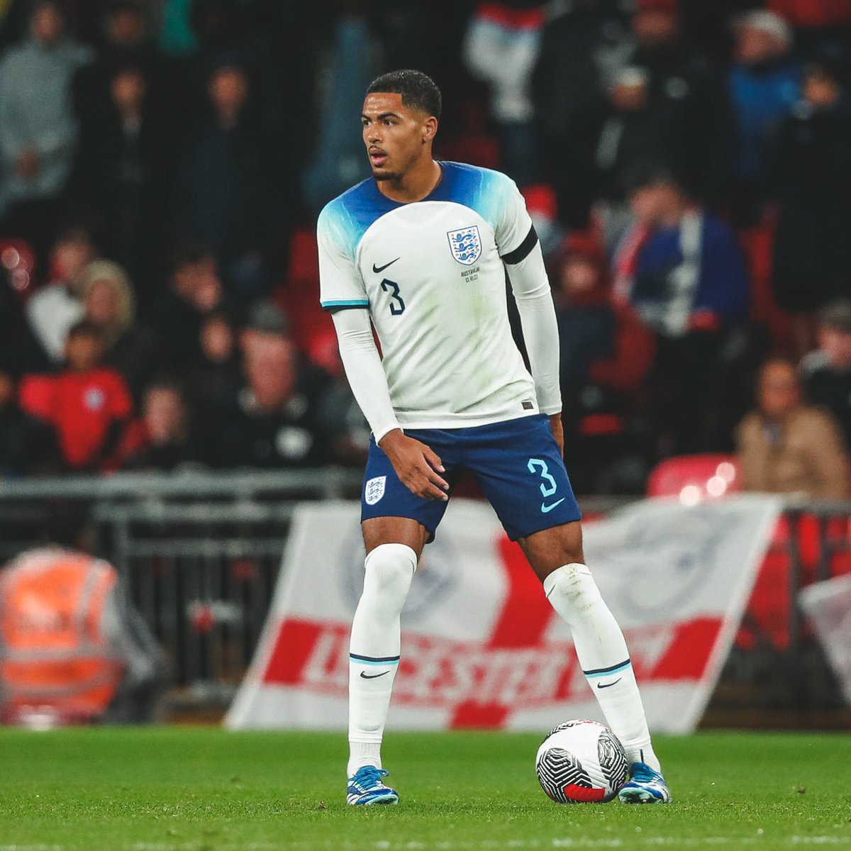 Debut 🔛🏴󠁧󠁢󠁥󠁮󠁧󠁿
Proud moment for me and my family.  
Fans were amazing🙏