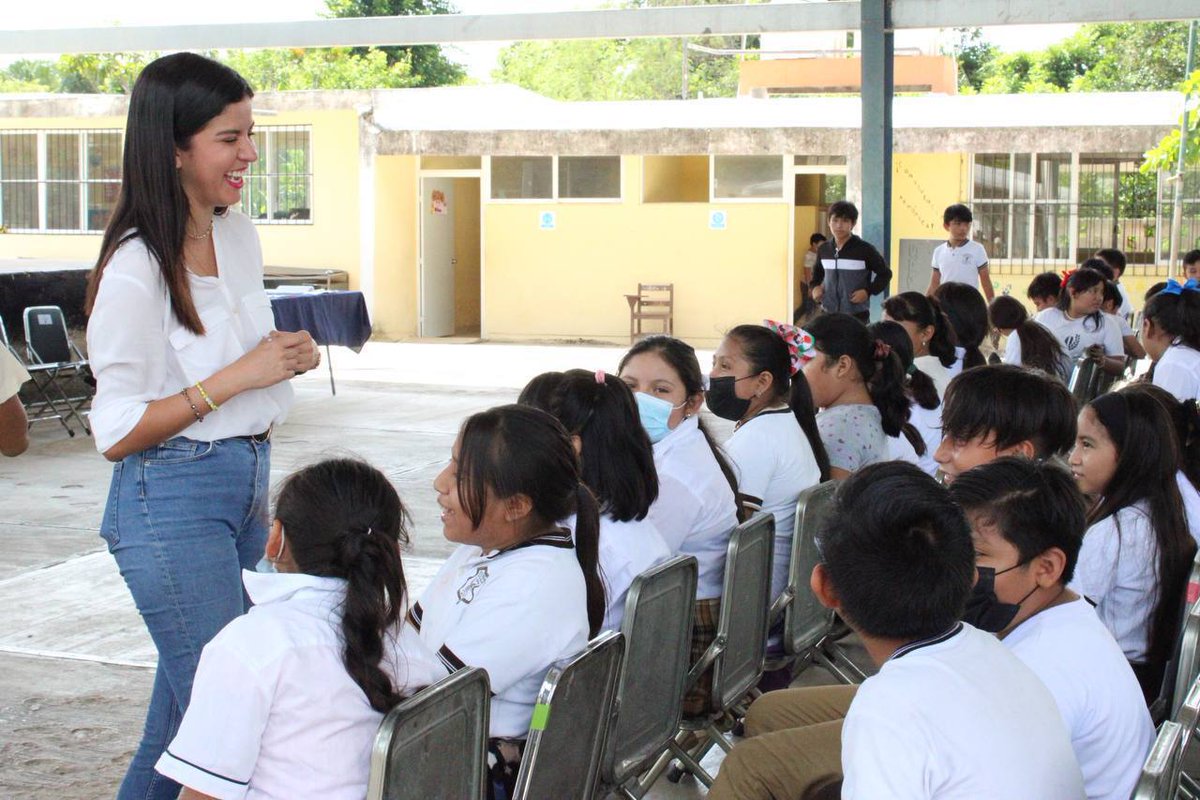 GobYucatan's tweet photo. Entregamos apoyos del programa #ImpulsoEscolar a niñas, niños y jóvenes de #Tixpéual, ahorrando 2,950 pesos por cada hija e hijo a las familias yucatecas con paquetes de uniformes con 2 camisas, un par de zapatos y una mochila; útiles y desayunos escolares. (1/2) https://t.co/yBZtqrHGWr