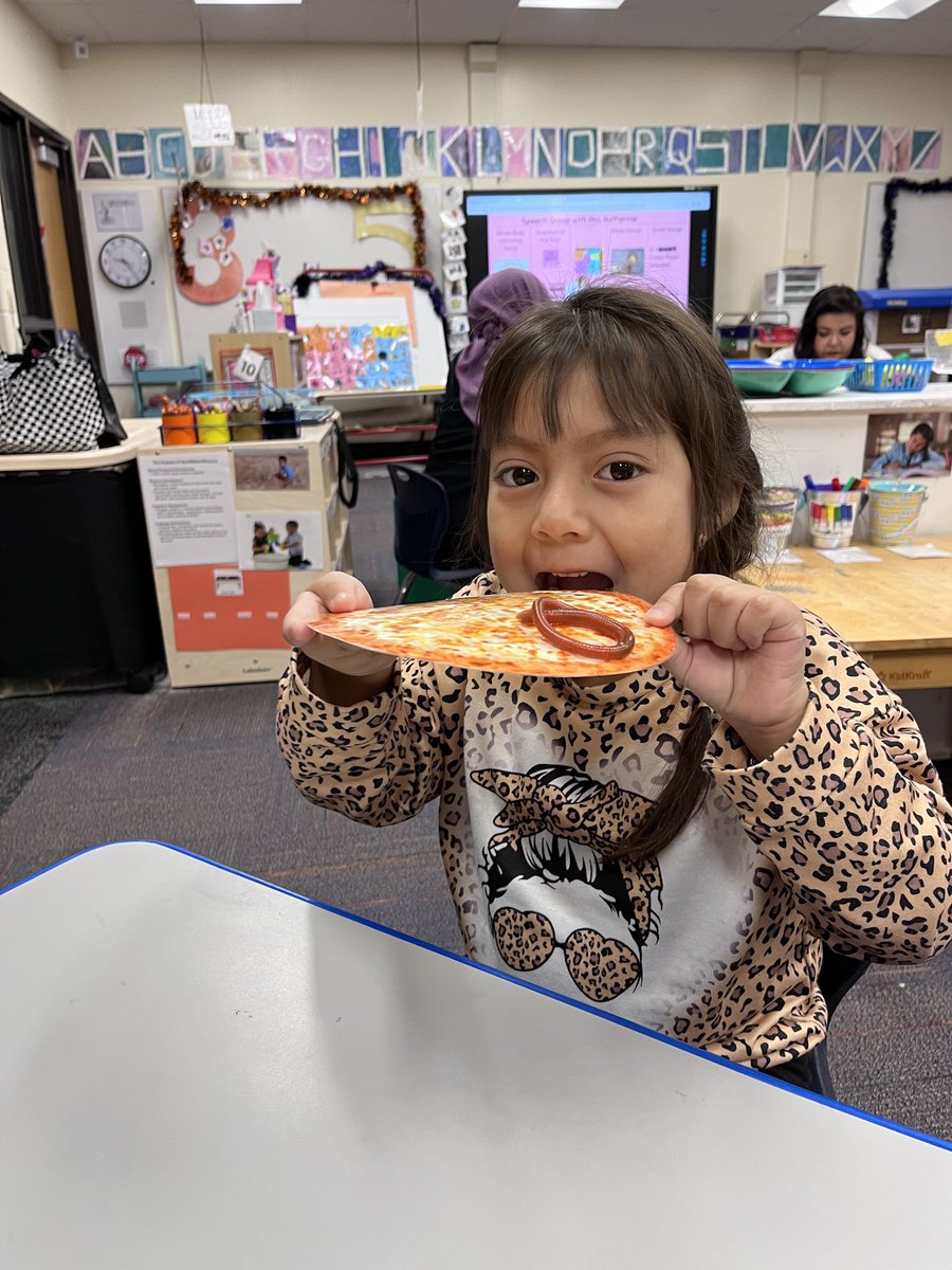 ELC_SuperSpeech's tweet photo. This week in speech group we read “Crazy Pizza Day!” Our Sprouts had a blast using our Core word “want” to request silly toppings for their CRAZY pizzas! Do you want pepperoni or worms?! #sproutingcommunication #sproutingfun #weare54 #creativecurriculum https://t.co/eofwGUcYcx
