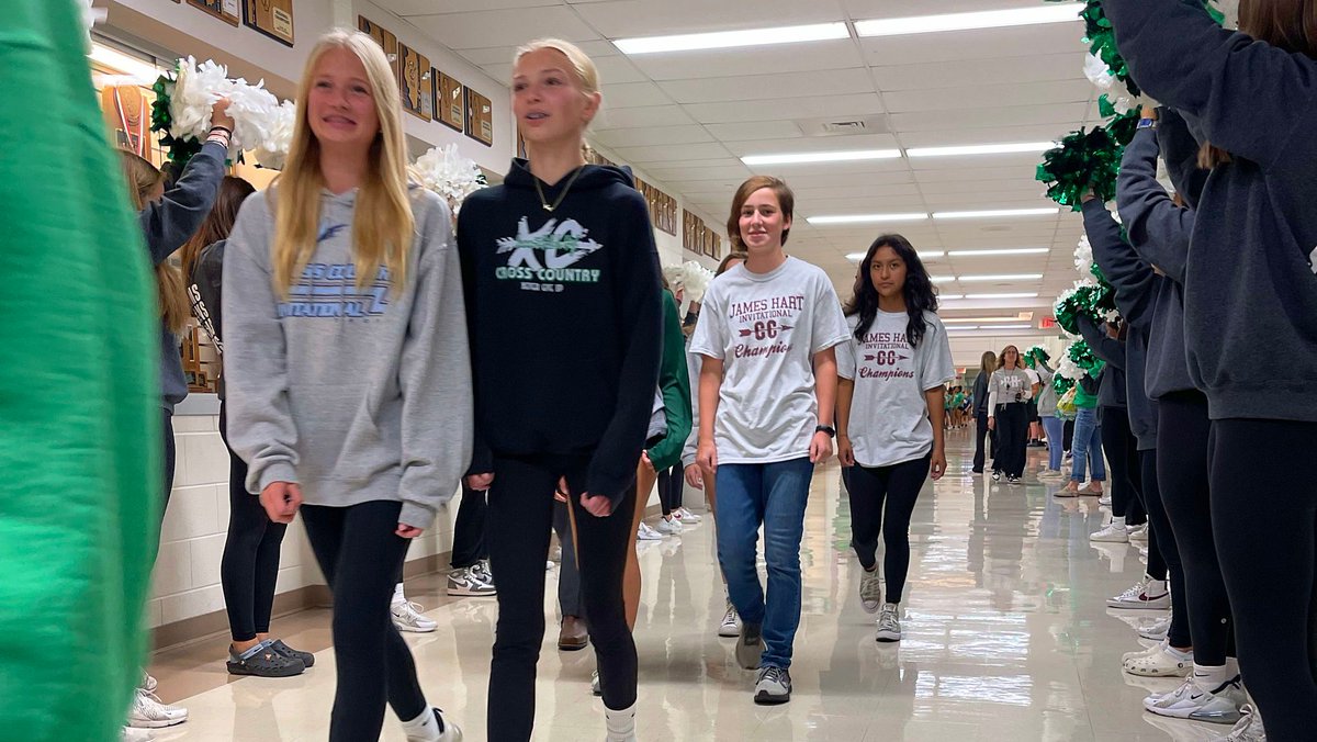 SummitHill161's tweet photo. Good luck to the @SHJHspartans cross country runners competing at the @IESA_IL 4A State Championship Meet tomorrow, 10/14, at Maxwell Park in Normal! Our Spartans sure know how to throw a send-off parade! 💚🏃‍♀️🏃‍♂️🖤 #161Momentum #attitudedeterminesdirection @SHJHAthletics https://t.co/OHeXe4oTxy