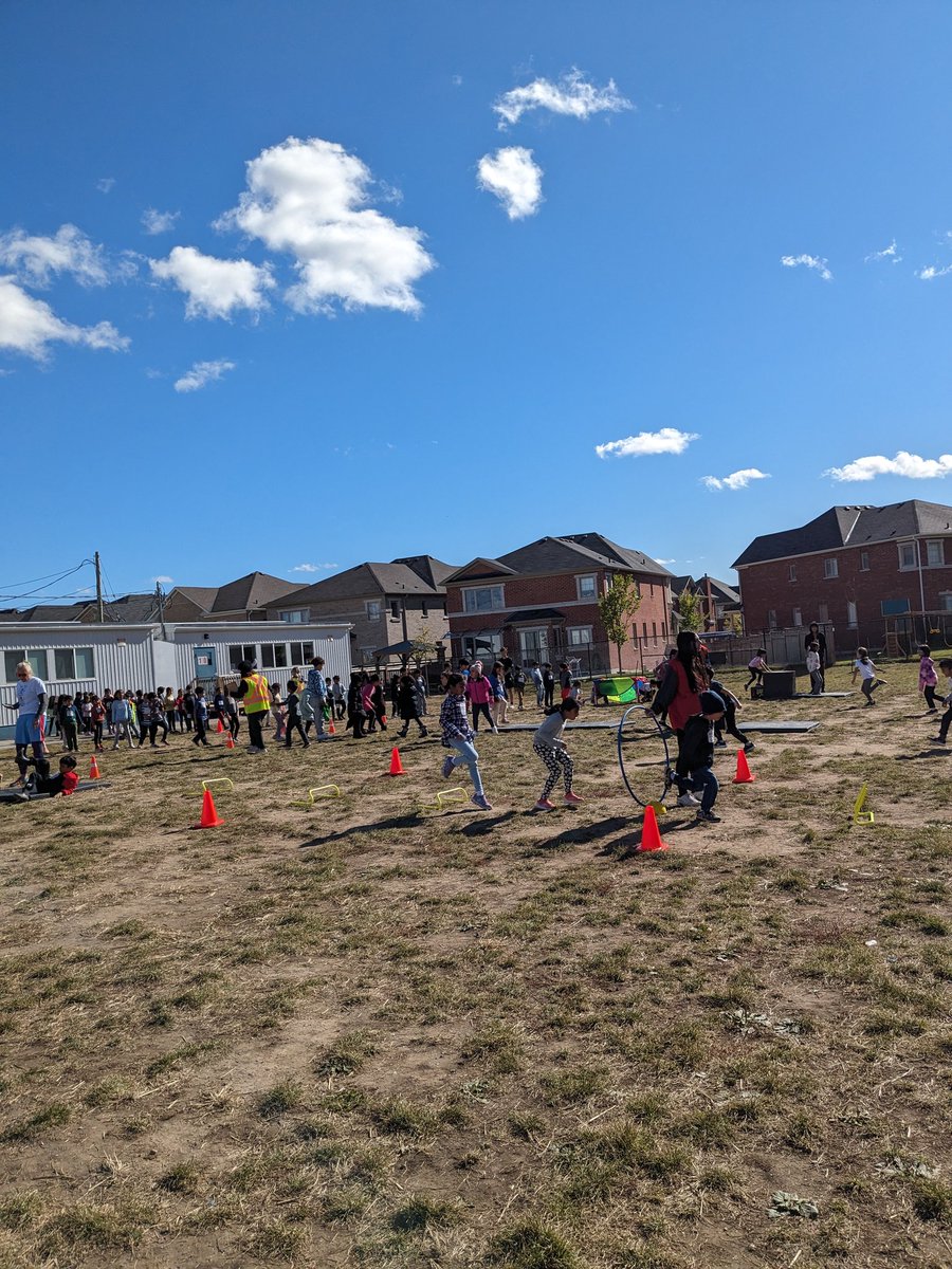 MsThorogood's tweet photo. Yesterday we participated in our annual Terry Fox run/walk/roll, and enjoyed the track and obstacles set up by the grade 8s at Desmond.  Well done to all! @DesmondHDSB https://t.co/t0ntkuBlOs