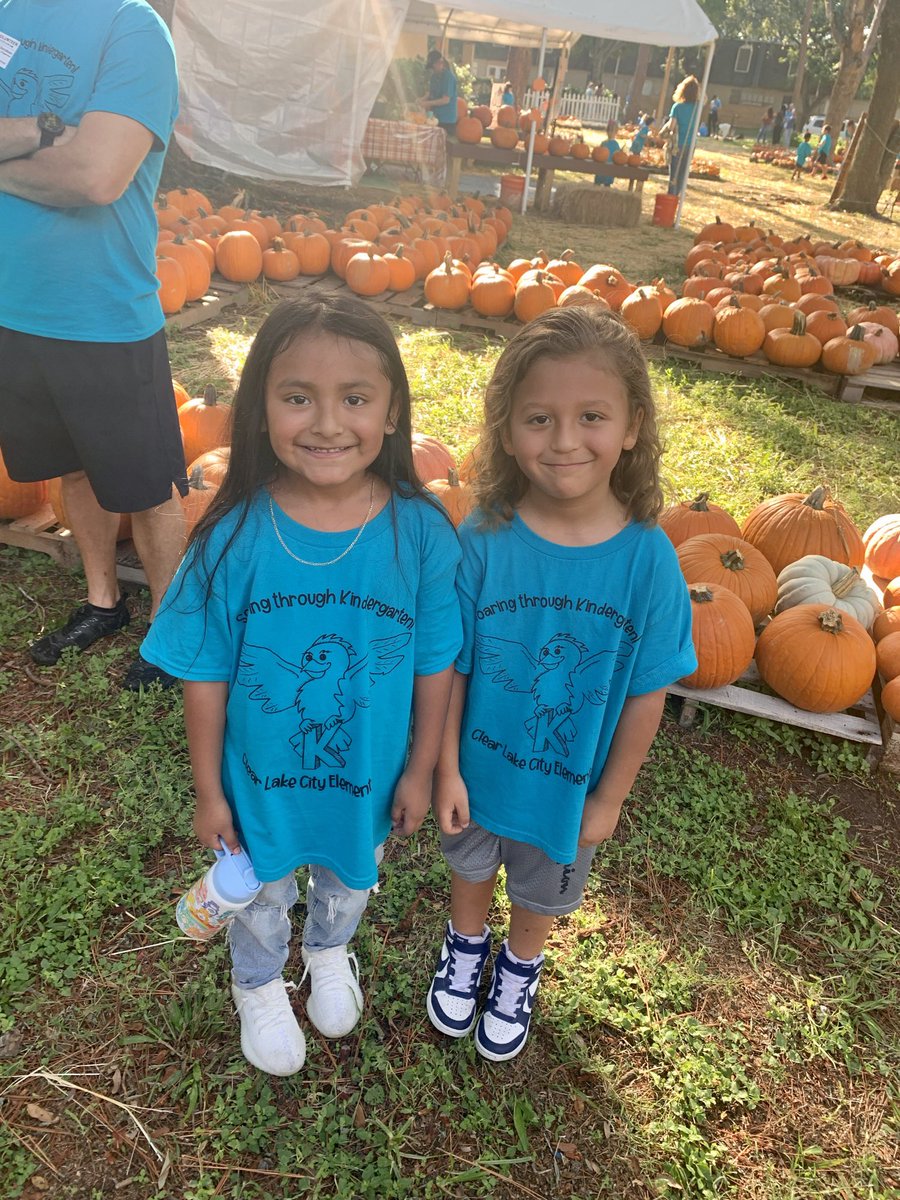 TiffLayne's tweet photo. Annual @CLCEThunderbird kindergarten Pumpkin Patch field trip! #ccisdmoments 🎃 https://t.co/b5jweNWGhY
