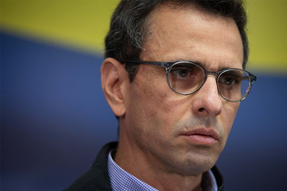 polianalitica's tweet photo. 🟡 Capriles: a la oposición cuando peor le ha ido es cuando desconoce la realidad.

🗣️ "La realidad es que hay inhabilitados. Pensar que Maduro me va a habilitar es tomar a Maduro como un demócrata, pero estamos luchando contra un régimen que impone sus reglas".

📌 @el_pais https://t.co/TG8hPzOrXr