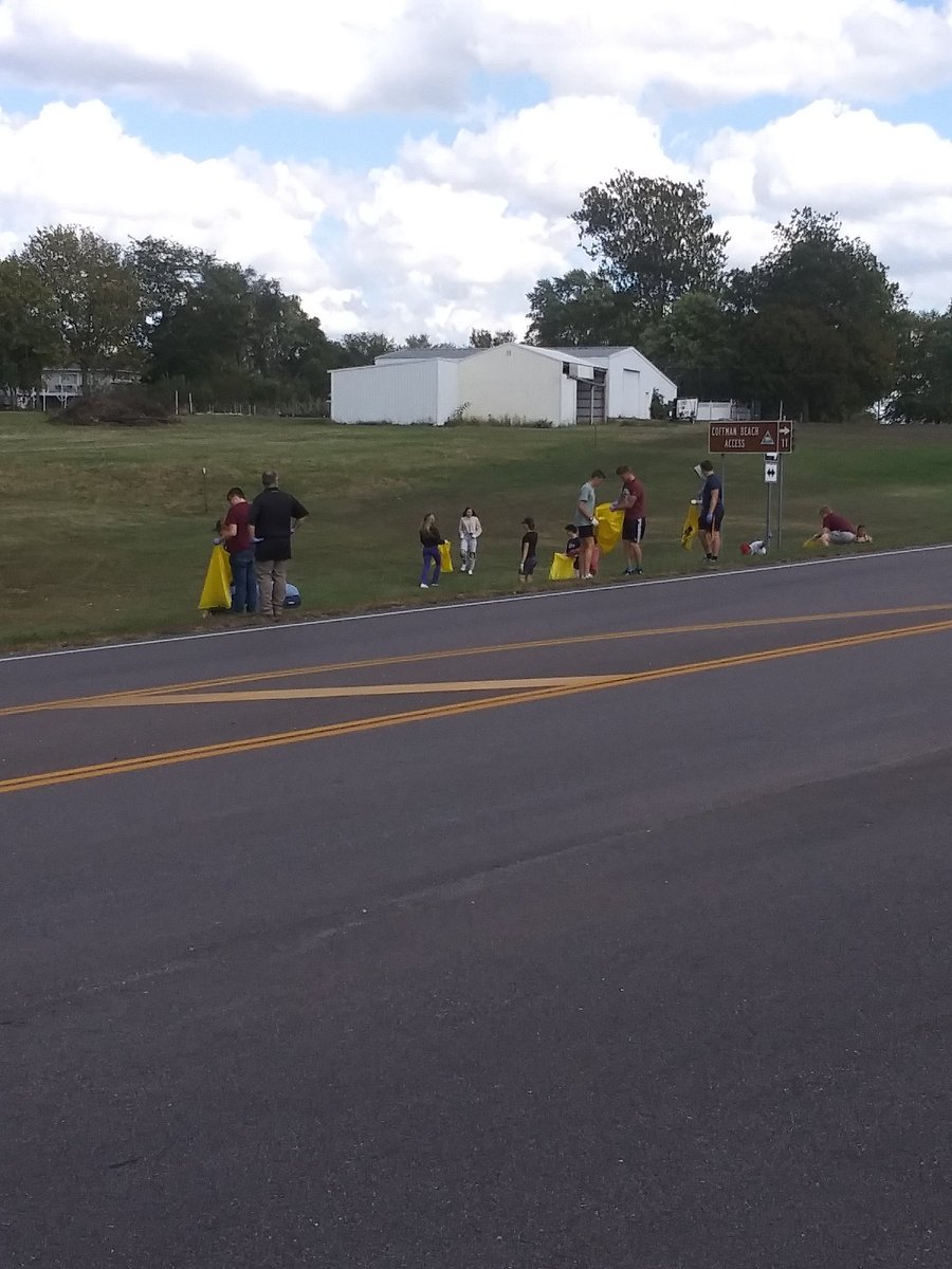 JKWLifeScience's tweet photo. EHS Science Club spent Wednesday afternoon completing a roadside cleanup.  Community service in action. https://t.co/uQEPwBmLR0