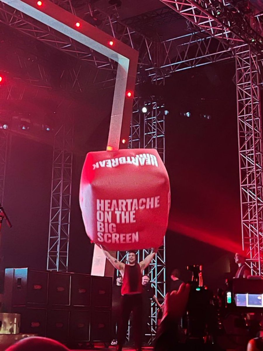 MINIONS TONIGHT WE STEAL THE MOON!